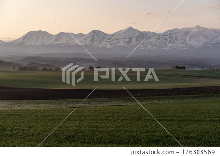 初春的山丘和土地 126303569