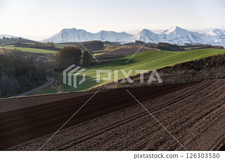 初春的山丘和土地 126303580