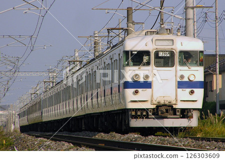 Joban Line 415 series medium distance train running on a dead section 126303609