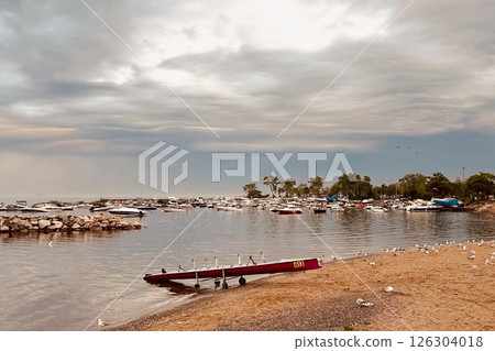 Sunrise and dramatic clouds. Early morning serene seascape in spring. Serene Spring Dawn.Witness the tranquil beauty of an early spring morning. 126304018
