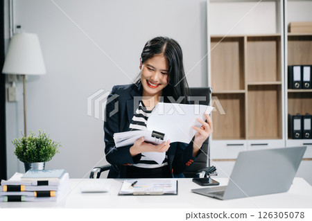 Asian businesswoman working in the office with working notepad, tablet and laptop documents 126305078