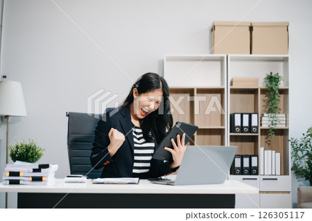 Asian business woman are delighted and happy with the work they do on their tablet, laptop 126305117
