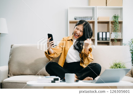 Asian business woman are delighted and happy with the work they do on their tablet, laptop 126305601