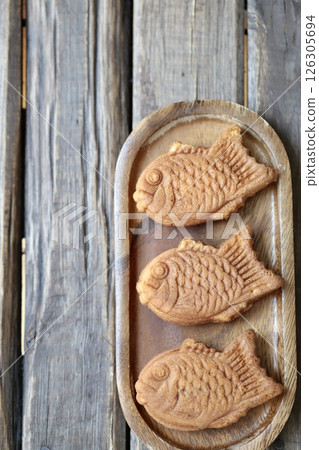 迷你鯛魚燒，一種擺放在木盤上的人形燒（魚形蛋糕） 126305694