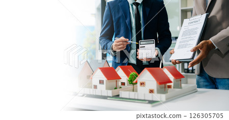 balancing the property sector The real estate agent is explaining the house style to see the house design 126305705
