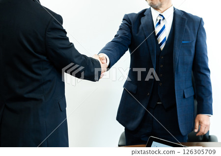 Businessman shaking hands 126305709