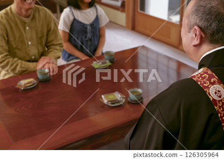 一名寺廟教友正在與住持交談 126305964