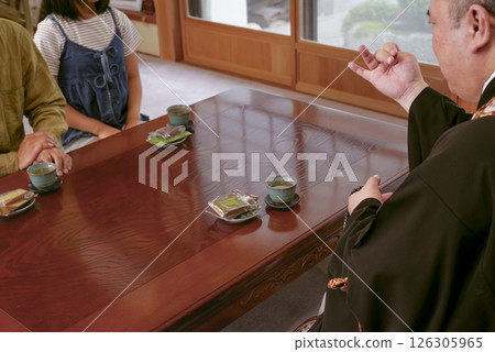 一名寺廟教友正在與住持交談 126305965