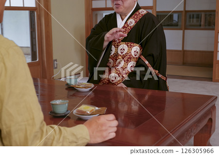 一名寺廟教友正在與住持交談 126305966