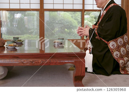 一名寺廟教友正在與住持交談 126305968