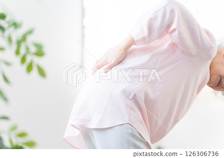 背痛的高級女子 126306736