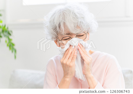 咬住他的鼻子的資深婦女與組織 126306743