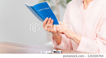 檢查她的醫學筆記本的高級婦女 126306764