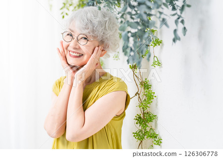 穿著黃色禮服的資深婦女 126306778