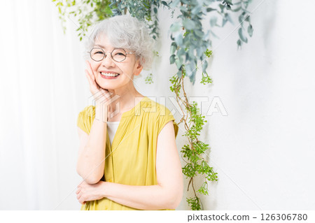 穿著黃色禮服的資深婦女 126306780
