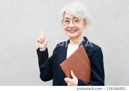 穿著西裝的高階女性商業形象 穿著西裝的高階女性商業形象 126306801