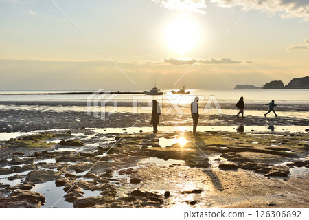 材木座海灘的夕陽美景 126306892