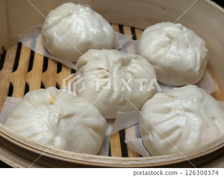 竹蒸籠裡的新鮮包子 竹蒸籠裡的新鮮包子 126308374