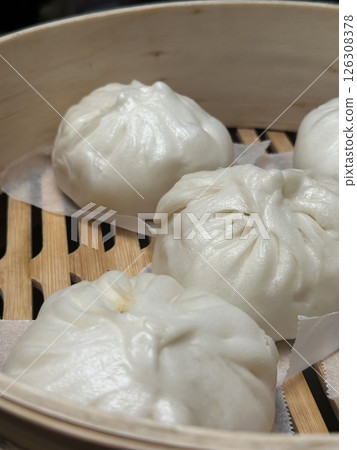 竹蒸籠裡的新鮮包子 126308378