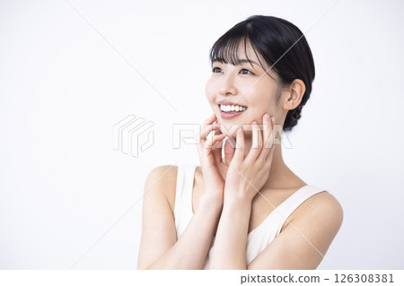 穿著背心的女人的美麗肖像 穿著背心的女人的美麗肖像 126308381