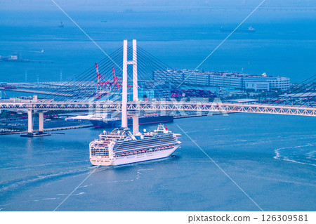 三艘豪華遊輪在日本橫濱城市景觀上空。 （裡維埃拉之後）鑽石也離開了（前景）......女王在左邊的背景中...... 126309581