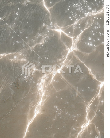 淺水面上閃耀的光線的鑄造圖案水和光的抽象背景 126312379