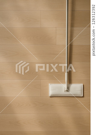 地板和白色地板擦拭器——乾淨、清爽的清潔形象 地板和白色地板擦拭器——乾淨、清爽的清潔形象 126312392