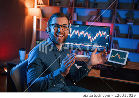 Applauds, conception of success. Stock trader is working by pc indoors. Conception of exchange and money 126313029
