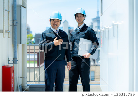 Businessmen in work clothes having a meeting at the site 126313789
