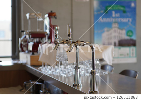 廚房裡的啤酒伺服器 126313868
