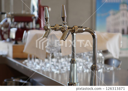 廚房裡的啤酒伺服器 126313871