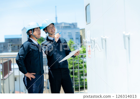 Businessmen in work clothes having a meeting at the site 126314013