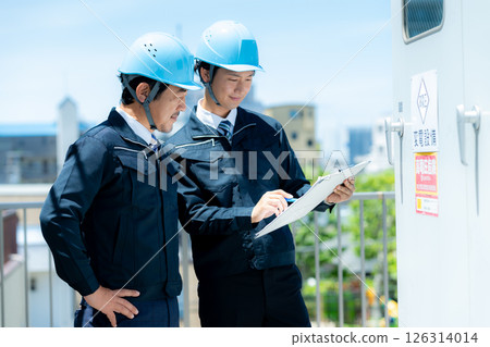 Businessmen in work clothes having a meeting at the site 126314014