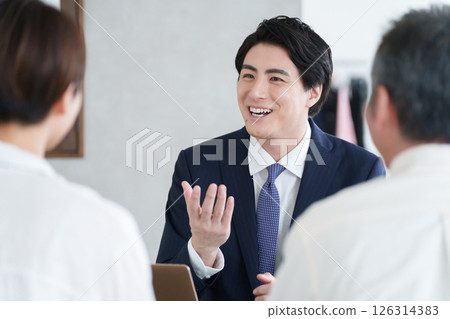 銷售員與親子顧客開會 126314383