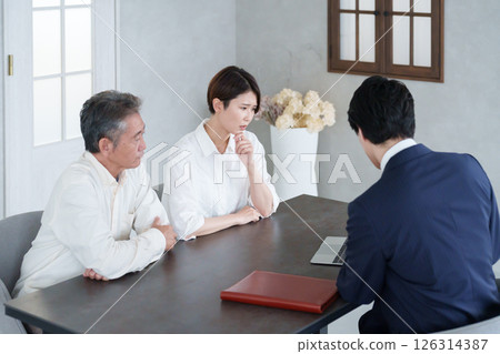 A salesman and a parent-child customer having a meeting A salesman and a parent-child customer having a meeting 126314387