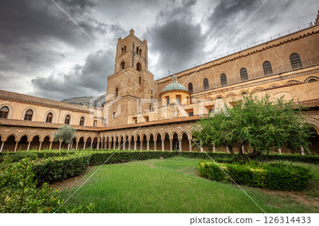 The cloister of the monreale cathedral with its characteristic pointed arches, small columns and lush garden, in sicily 126314433