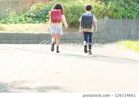小學男生和女生背著背包行走的背影 小學男生和女生背著背包行走的背影 126314661