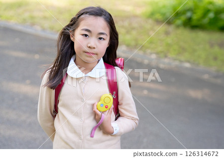 帶安全警報的小學女孩 126314672