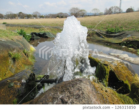 A spring that gushes out from the water in the Shimoetsu Lake area of Suizenji Etsuko Park, Hiroki-cho, Higashi-ku, Kumamoto City 126315850