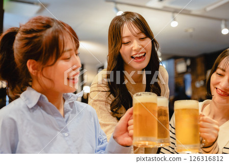 一個女人帶著微笑敬酒 一個女人帶著微笑敬酒 126316812