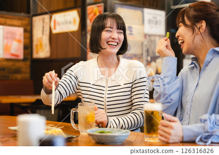 女人享受一杯飲料 126316826