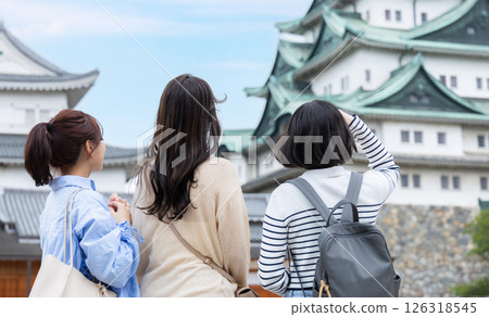 A woman who travels 126318545