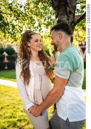 Couple enjoys sunny park moments during pregnancy 126319269