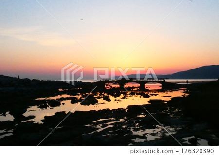 輪島市：朝陽下的鴨浦湖 126320390
