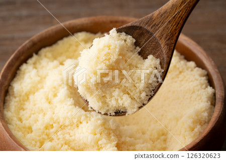 湯匙上的碎起司特寫 126320623