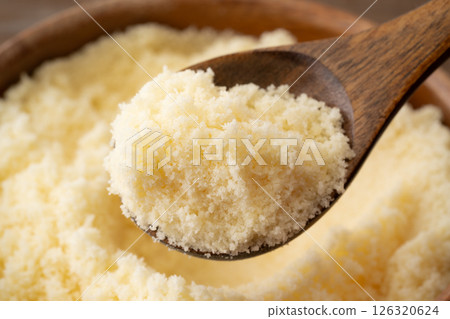 湯匙上的碎起司特寫 126320624