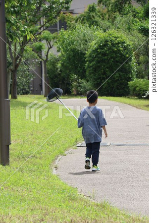 孩子們採摘昆蟲 孩子們採摘昆蟲 126321339