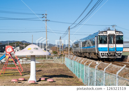 [Mugi Line] Limited express train passing by the park 126321519