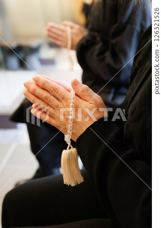 Women's hands to join hands 126321526