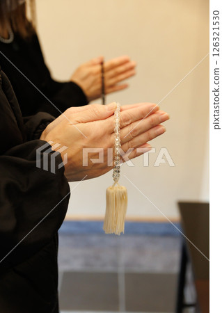 Women's hands to join hands 126321530